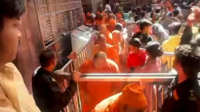 बांकेबिहारी मंदिर में सुरक्षाकर्मियों पर महिलाओं से अभद्रता करने के आरोप, श्रद्धालुओं में आक्रोश
