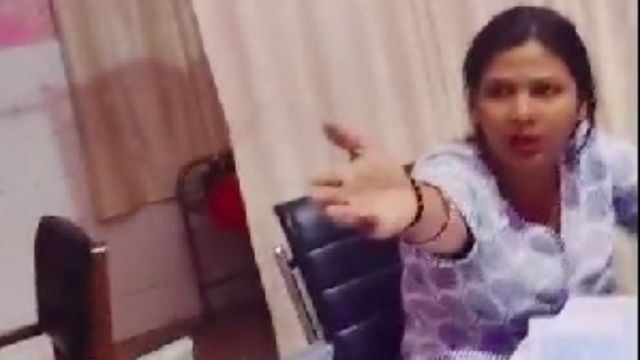 यूपी के सरकारी अस्पताल में पुत्र जन्म पर नर्स ने मांगे 2100 रुपये, नहीं देने पर पिता को जड़ा थप्पड़
