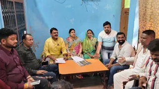 आवास पर प्रेस वार्ता करती मुख्य पार्षद रजनी देवी व अन्य। जागरण