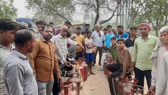 गैस एजेंसियों पर सिर्फ पहले से बुकिंग कराने पर ही मिलेगी LPG गैस सिलेंडर, उपभोक्ताओं को किया जा रहा वितरण
