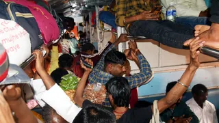 विक्रमशिला ट्रेन पर यात्रियों की खचाखच भीड़।