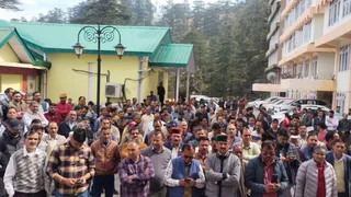 शिमला में मंगलवार को प्रदर्शन करते बिजली बोर्ड के कर्मचारी और पेंशनर्स। जागरण