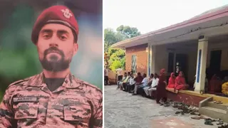 26 वर्षीय सैनिक अक्षित का फाइल फोटो व घर पर पहुंचे लोग।