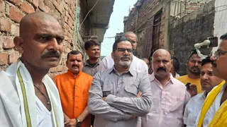 शिवसागर के गिरधारिया मृतक सोनू के स्वजनों से बात करते प्रशांत किशोर। जागरण