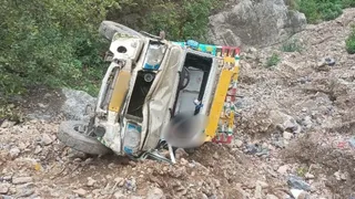 शिमला के ज्यूरी में बोलेरो गाड़ी 200 मीटर गहरी खाई में जा गिरी। प्रतीकात्मक फोटो