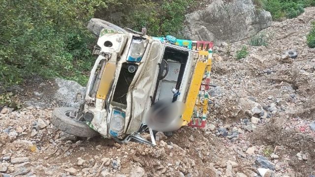 शिमला के ज्यूरी में सड़क से 200 मीटर गहरी खाई में जा गिरी बोलेरो, रात को हुए हादसे का अगले दिन चला पता
