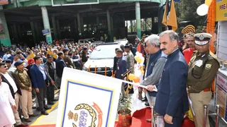 शिमला में प्रीपेड टैक्सी सेवा शुरू करते सीएम सुखविन्द्र सिंह सुक्खू।