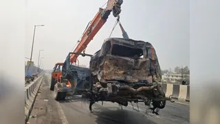 मोतीचूर के पास हुए सड़क हादसे में जले हुए वाहनों को हटाती क्रेन।