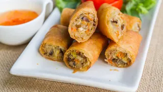 कैसे बनाएं कुरकुरे स्प्रिंग रोल्स (Picture Courtesy: Freepik)