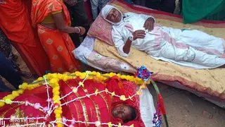 मारपीट में घायल पति पहुंचा पत्नी की अंतिम विदाई देने, बाराहाट परवत्ता गांव में छलक पड़े आंसू