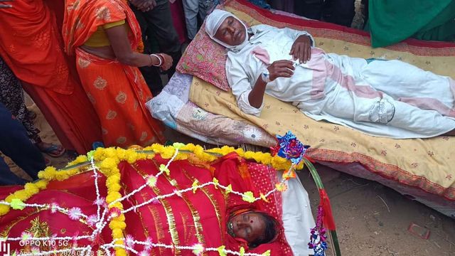 जीवन से जूझता पति अस्पताल से आया पत्नी की अंतिम विदाई देने, नम हो गईं सबकी आंखें
