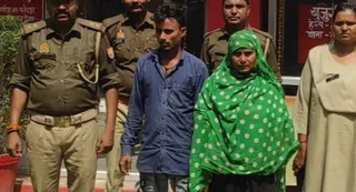 गाजीपुर पुलिस की हिरासत में हत्यारोपित मां व पुत्र। स्रोत पुलिस