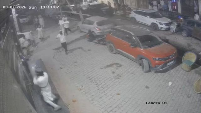 गाजियाबाद में बच्चों के खेलने को लेकर झगड़ा हुआ हिंसक, दो पक्षों के बीच जमकर चले लाठी-पत्थर; 5 गिरफ्तार
