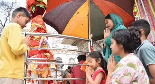 दरबार साहिब में झंडेजी के आरोहण के दूसरे दिन हाथ जोड़कर आशीर्वाद लेते श्रद्धालु। जागरण