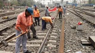 ट्रेनों की रफ्तार बढ़ाने की तैयारी, भागलपुर-किऊल रेलखंड पर पटरी मरम्मत तेज