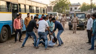 पलवल में बस स्टैंड पर युवकों पर हमला। तस्वीर- एआई जनरेटेड