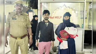 स्वार थाने में बच्चा वापस मिलने के बाद पति के साथ खड़ी जूबी जागरण