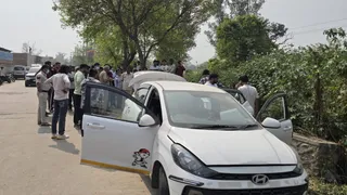 खेड़ा खुर्द में एक कैब से संदिग्ध हालात में दो शव मिले।