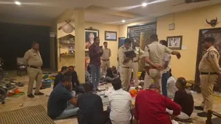 फार्महाउस में जुआ फड़ पर पुलिस ने दी दबिश।
