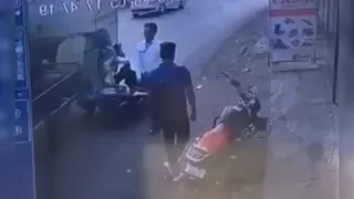 लड़की के मौके पर ही उसकी मौत हो गई। पूरी घटना पास के सीसीटीवी कैमरे में रिकॉर्ड हो गई। (फोटो सोर्स- X)
