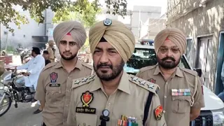 डीएसपी सिटी गुरप्रीत सिंह घटना की जानकारी देते हुए।