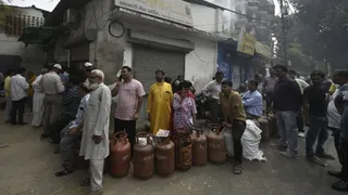 कैसरबाग में बालाकदर रोड पर सिलेंडर के लिए लगी लाइन। जागरण