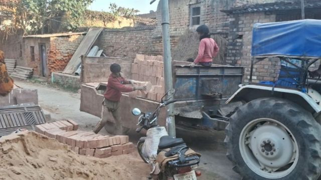 कलम-किताब थामने की उम्र में बच्चों के हाथों में ईंट, सारण में चाय दुकानों से भट्ठों तक काम में लगे मासूम
