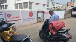 ऋषिकेश में एक एजेंसी के बाहर सिलिंडर लेकर पहुंचा उपभोक्ता। जागरण