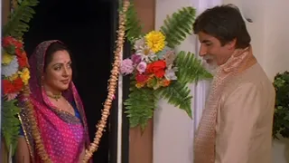 हेमा मालिनी और अमिताभ बच्चन (फोटो क्रेडिट- स्क्रीन शॉट)