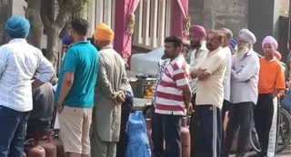 काहनूवान की गैस एजेंसी के बाहर सिलेंडर भरवाने के लिए लगी लाइनें (फोटो: जागरण)