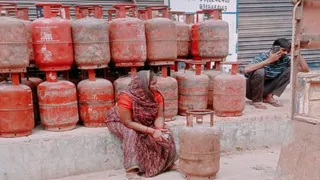 गाजीपुर में गैस सिलिंडर संकट गहराया, उपभोक्ता परेशान; प्रशासन के दावे खोखले।