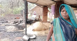 कोतवाली खलीलाबाद थाना क्षेत्र के बरईपार में दामाद द्वारा फूंके गए घर को देखने के बाद आंसू बहाती सास। जागरण