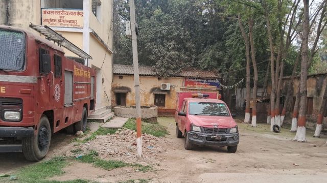 बेगूसराय के मंझौल में दमकल व्यवस्था बदहाल: 4 गाड़ियों पर सिर्फ 2 ड्राइवर, पानी की कमी से भी परेशानी
