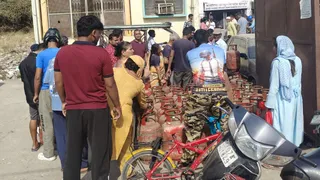 कोटद्वार में पुराना सिद्धबली रोड पर स्थित कोटद्वार गैस एजेंसी में सिलेंडर लेने पहुंचे उपभोक्ता।जागरण