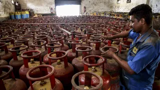 दिल्ली के निवासियों को सलाह दी गई है कि वे घबराहट में अतिरिक्त खरीदारी (पैनिक बाइंग) या जमाखोरी न करें और ईंधन आपूर्ति में व्यवधान से संबंधित किसी भी अफवाह पर ध्यान न दें।