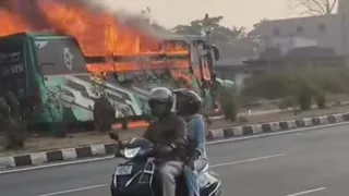 बस में लगी आग। (जागरण)