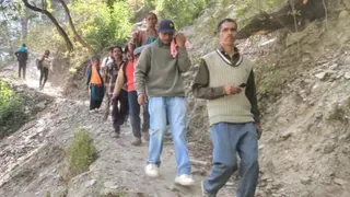 देवाल विकासखंड के अनुसूचित जाति बाहुल्य गांव ऐरठा से बीमार महिला को पालकी बनाकर चिकित्सालय लाते ग्रामीण। जागरण