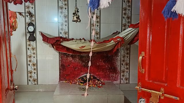 सुपौल के राजेश्वरी मंदिर में बड़ी चोरी, चार किलो चांदी और सवा किलो सोना गायब, श्रद्धालुओं का आया गुस्‍सा
