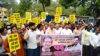 गुरुवार को नगर में पद यात्रा निकालकर प्रदर्शन किया। Jagran