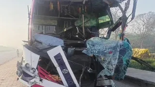 मेरठ-करनाल हाईवे पर हादसे के बाद क्षतिग्रस्त बस