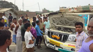 मधुबनी के हरलाखी में घटना स्थल पर जुटी लोगों की भीड़। जागरण