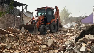 नशा तस्करी के आरोपित की अवैध बिल्डिंग के खिलाफ की गई कार्रवाई।