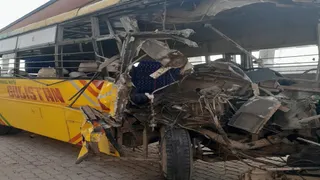 बिजनौर में हादसे के बाद क्षतिग्रस्त बस।