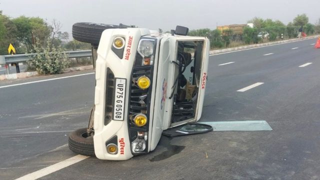 इटावा में उद्यान मंत्री को लेने जा रही एस्कॉर्ट जीप कार से टकराकर पलटी, दारोगा समेत 4 लोग घायल
