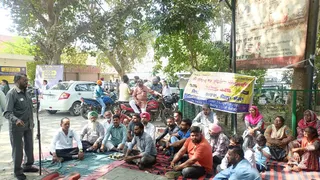 सिविल सर्जन कार्यालय के बाहर धरने पर बैठे सफाई कर्मचारी।