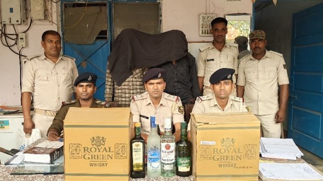 नालंदा में आलू की बोरियों के नीचे छिपाकर लाई जा रही 753 बोतल अंग्रेजी शराब बरामद, दो तस्कर गिरफ्तार
