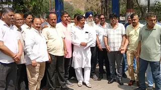 जमशेदपुर में सैरात बाजार का किराया बढ़ाए जाने पर विरोध करते शहर के व्यापारी।