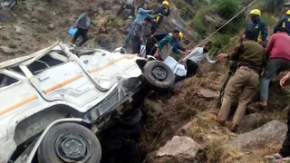 कपकोट तहसील क्षेत्र के रिखाड़ी के समीप मुनार के पास दुर्घटनाग्रस्त वाहन।
