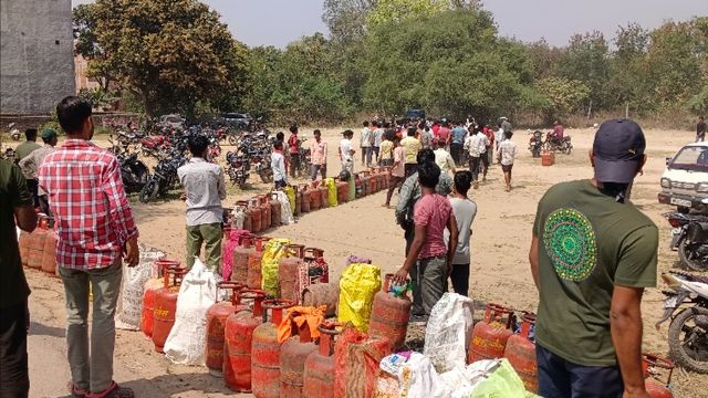 लखनऊ में गैस सिलिंडर के लिए सुबह से लग रही कतार, बुकिंग के बावजूद मिलने में हो रही देरी
