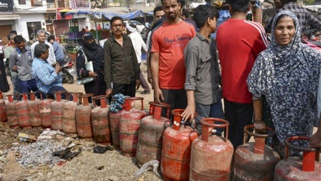 सिलिंडर नहीं मिल रहा, क्या शादियों में भी खाना इंडक्शन पर बनेगा? पंजाब में रसोई गैस के लिए एजेंसियों पर भारी भीड़
